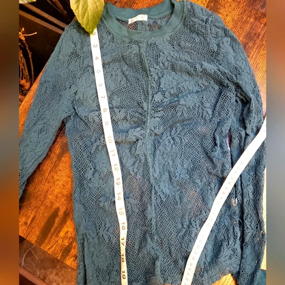 NWOT/ Free People/ lace floral long sleeve crop, ruch front, crew neck, - Picture 3 of 10